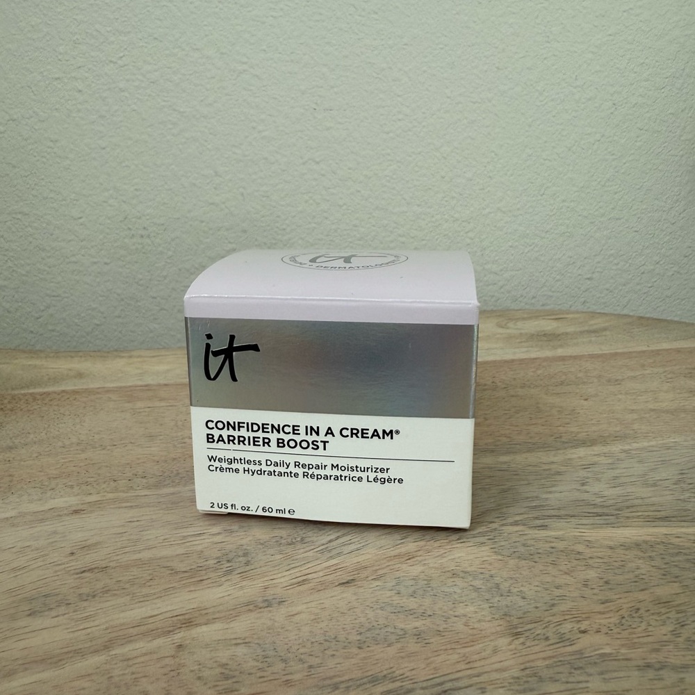 IT Cosmetics Confidence in a Cream with Silver Accents - Picture 2 of 11